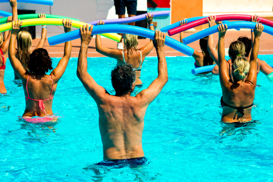 activité à la piscine camping en Gironde