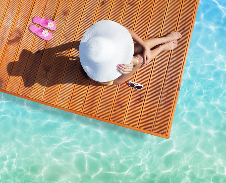 détente au bord du piscine camping aquatique Hérault
